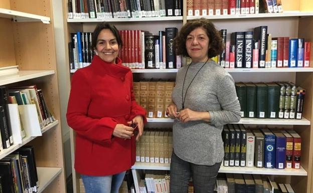La concejala de Cultura junto a la directora de la biblioteca durante la presentación del programa de actividades 
