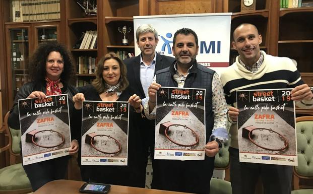 El gerente de ASMI y el coordinador deportivo de la Fundación José Manuel Calderón junto a los patrocinadores durante la presentación del evento 