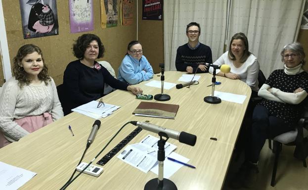 Usuarios de la bilbioteca hicieron un homenaje a la lectura en Radio Emisur 