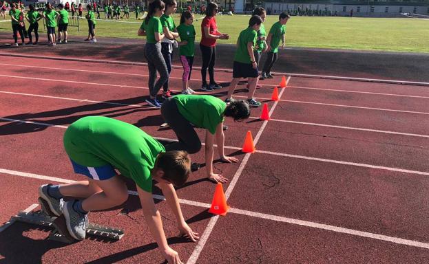 Una de las estaciones en la que los alumnos tuvieron que practicar un deporte 