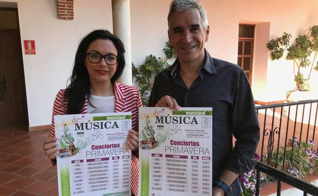 La nueva directora de la Escuela de Música junto con el concejal de Educacuón del Ayuntamiento 