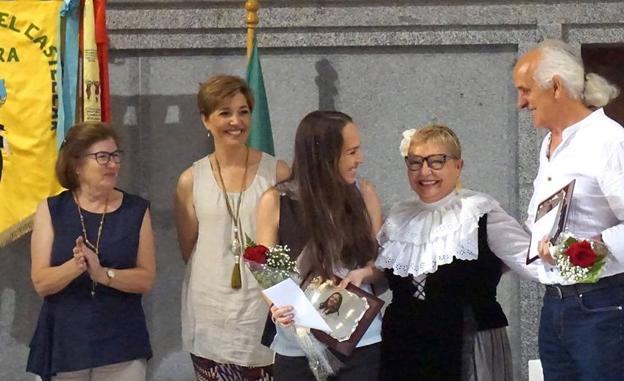Los premiados juntos a las concejalas y una de las componentes de El Castellar 