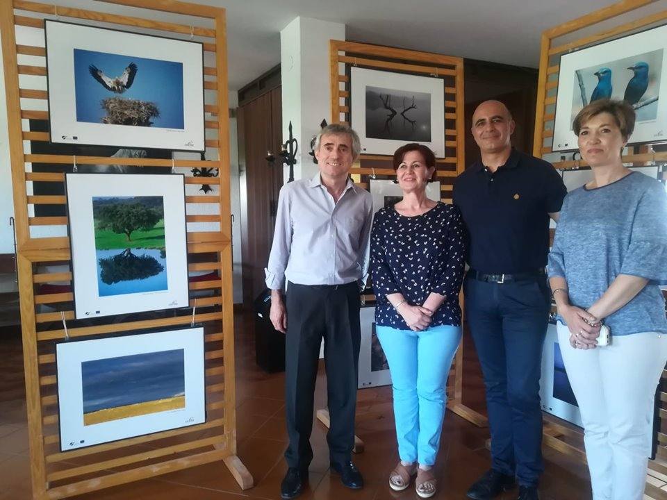 El alcalde junto con la concejala, el gerente del SEPAD y la directora del Hogar de Mayores en la apertura de la exposicikón 