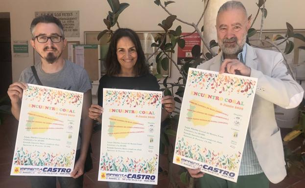 La concejala Rosa Monreal junto con el presidente de la coral Santa Cecilia y otro componente de la misma 