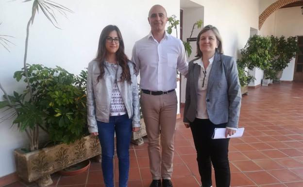 El alcalde junto a la directora de la UPZ y la técnica de Medio Ambiente 