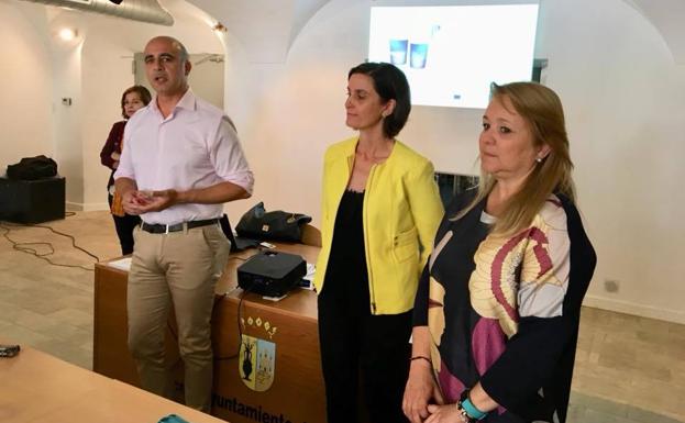 El alcalde y la directora general en la inauguración 