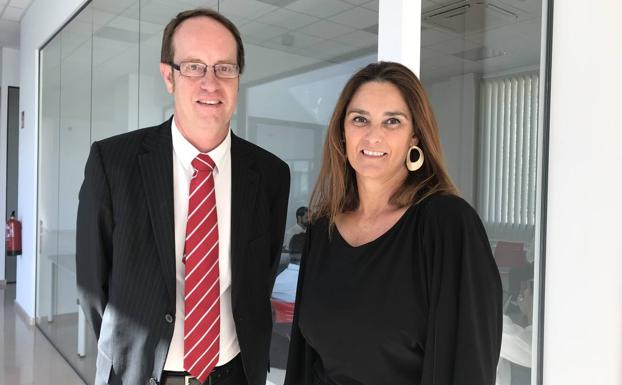 El director de RRHH de Deutz y la directora del Deutz Business School 