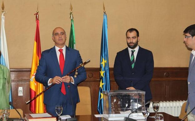 el alcalde recibió de nuevo la vara de mando durante el Pleno 