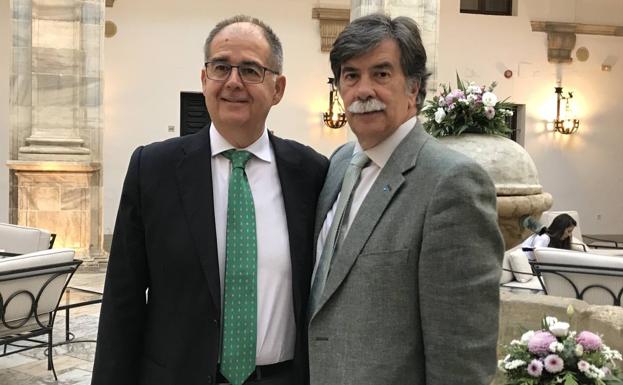 Javier Urra y juan Carlos Fernández, presidente del Foro Zafrense. momentos antes de la conferencia 