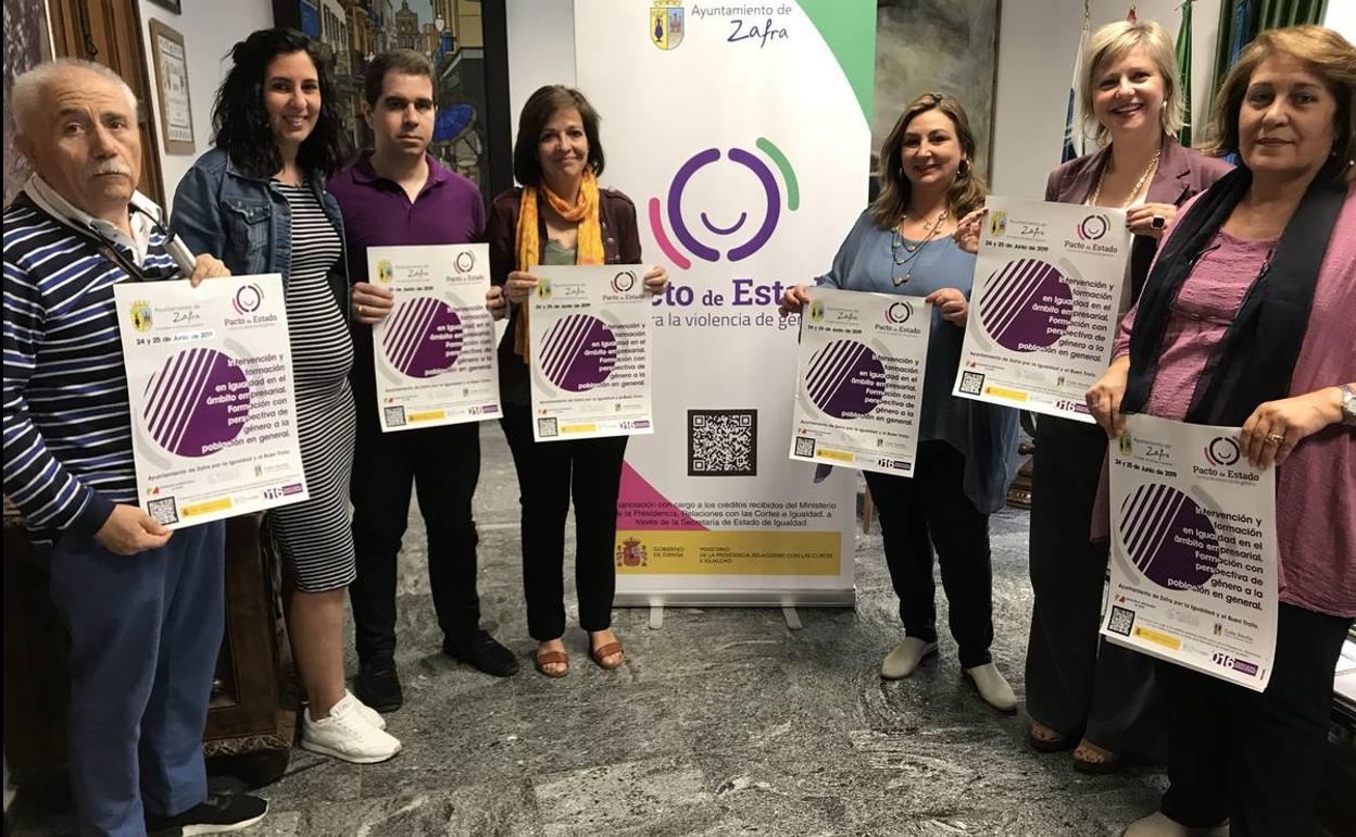 Las concejalas junto a representantes de las tres asociaciones de empresariales de Zafra 