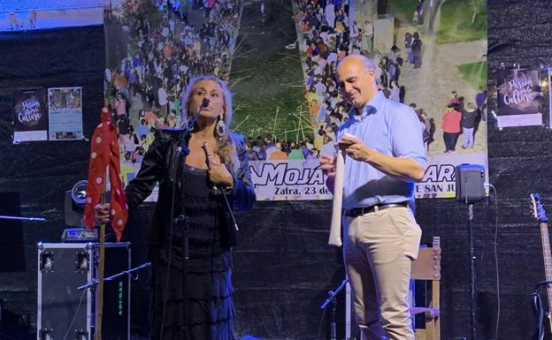 La pregonera junto al alcalde 