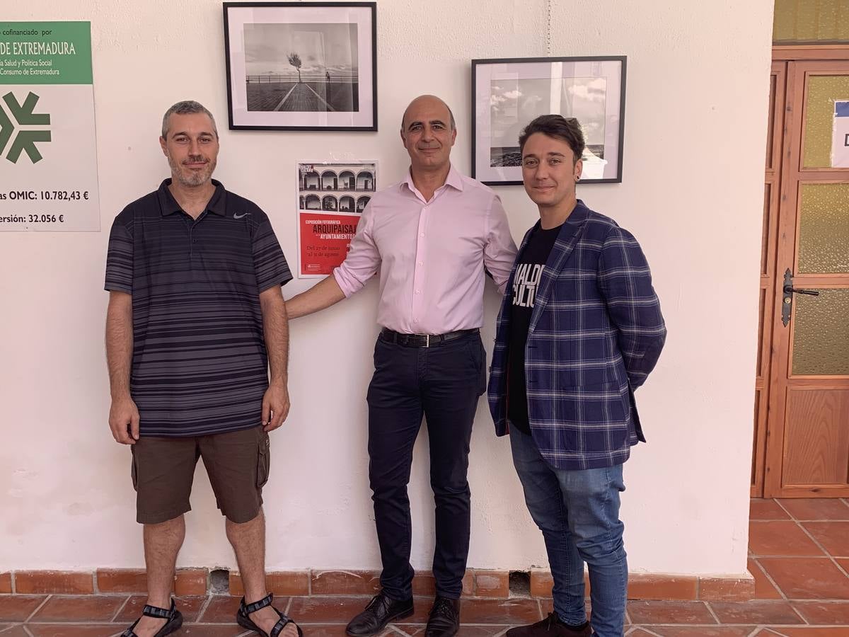 Los dos artistas junto al alcalde en la inauguración de la exposición 