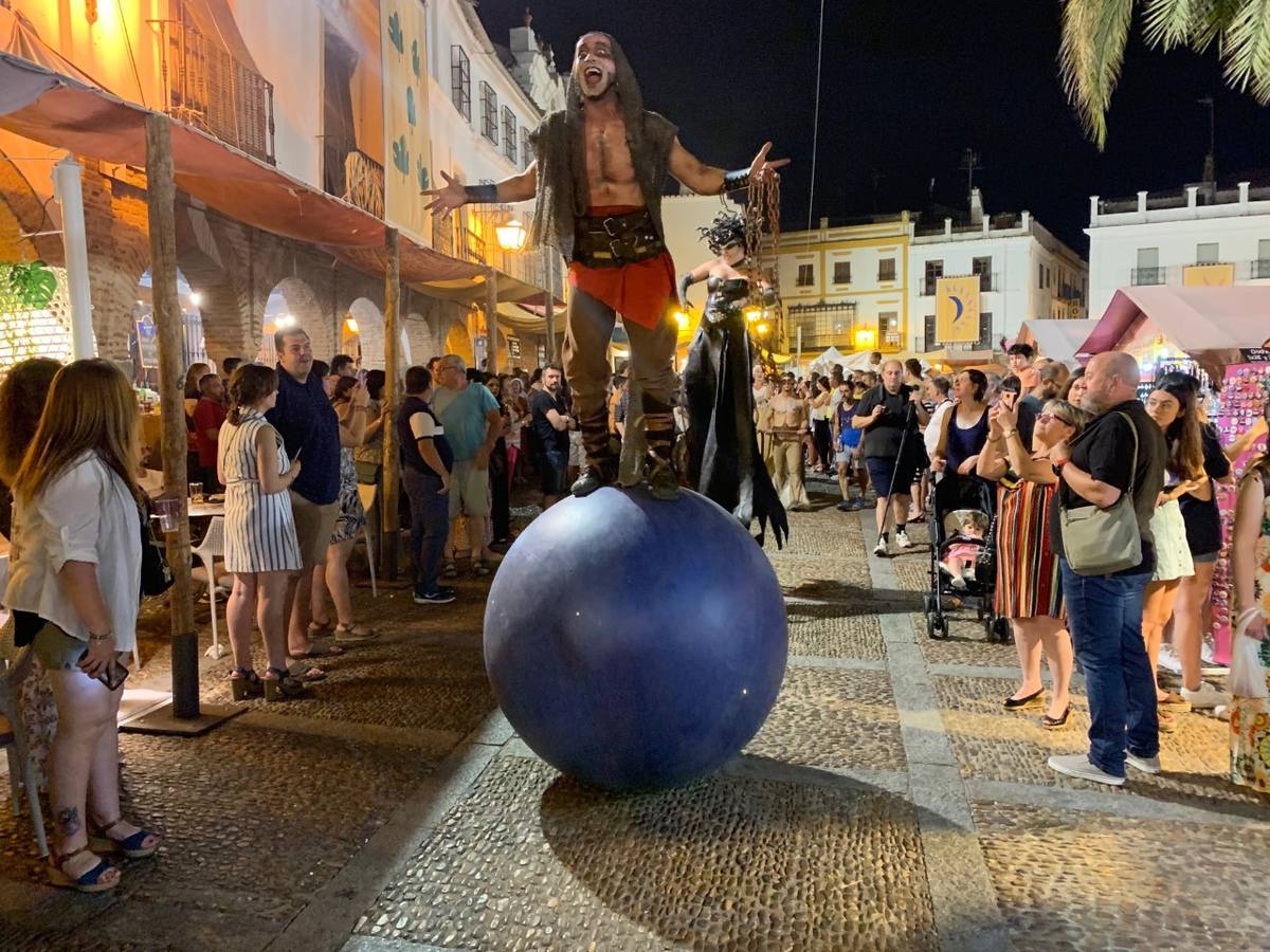 Pasacalles en la noche del sábado por el Mercado del Siglo de Oro 
