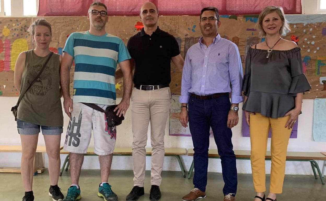 El alcallde junto a la concejala, el coordinador de Cruz Roja y los monitories 