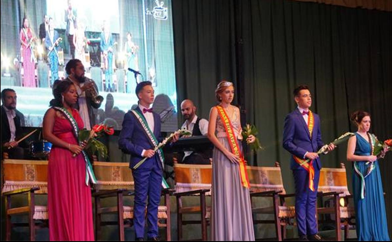 Reina, Mister y Damas en una edición anterior del concurso 