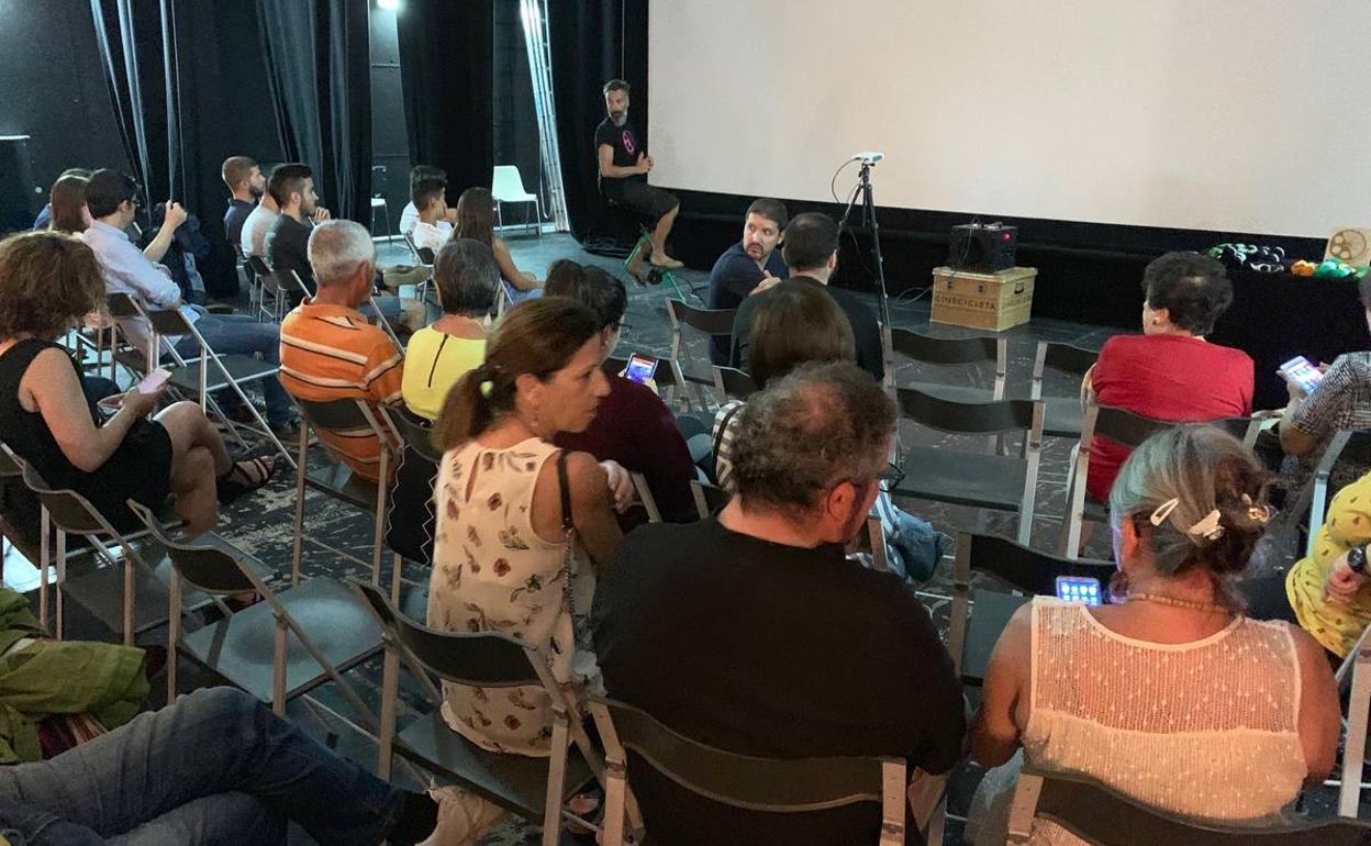 El público pedaleó para ver cine en el Teatro de Zafra
