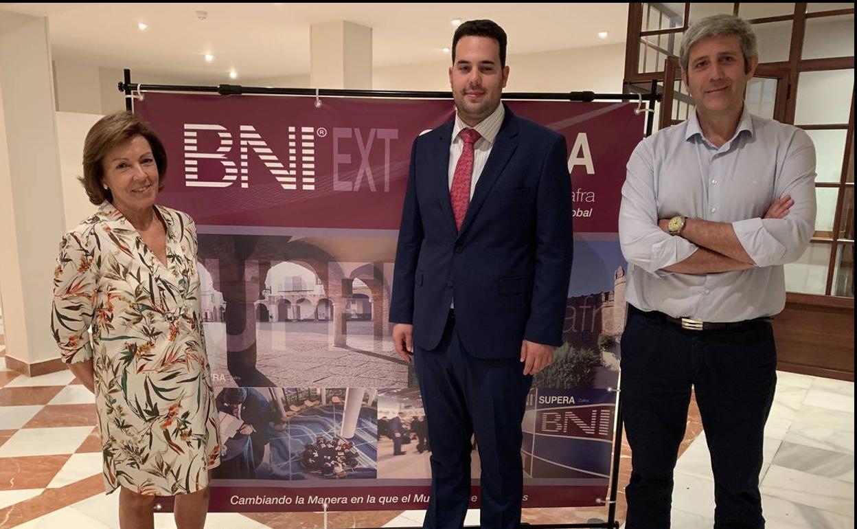 Jesús Real y Carmen Pita junto a Javier Aguza tras el anuncio de este evento 