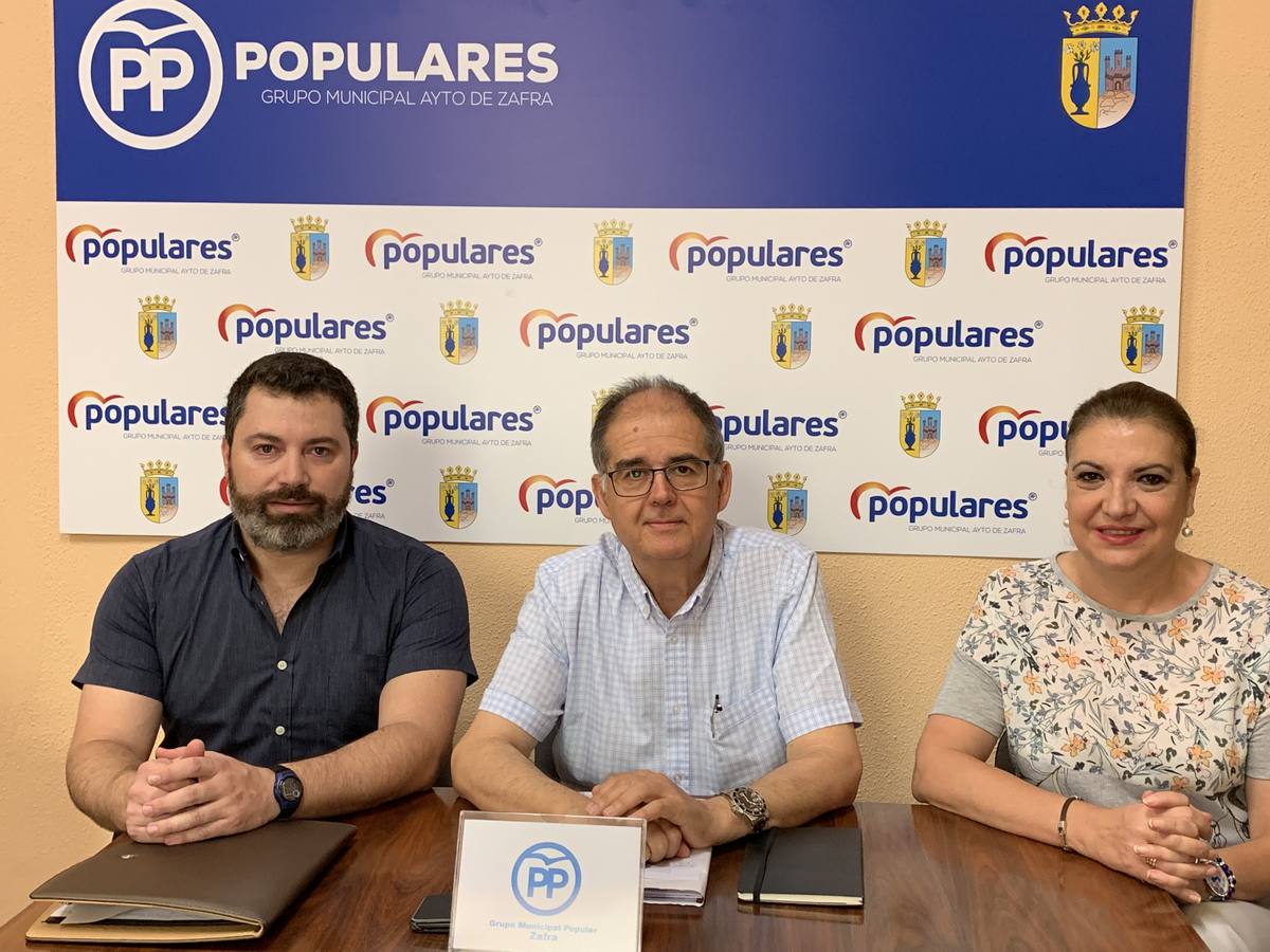 El portavoz Juan Carlos Fernánde junto a dos de sus concejales 