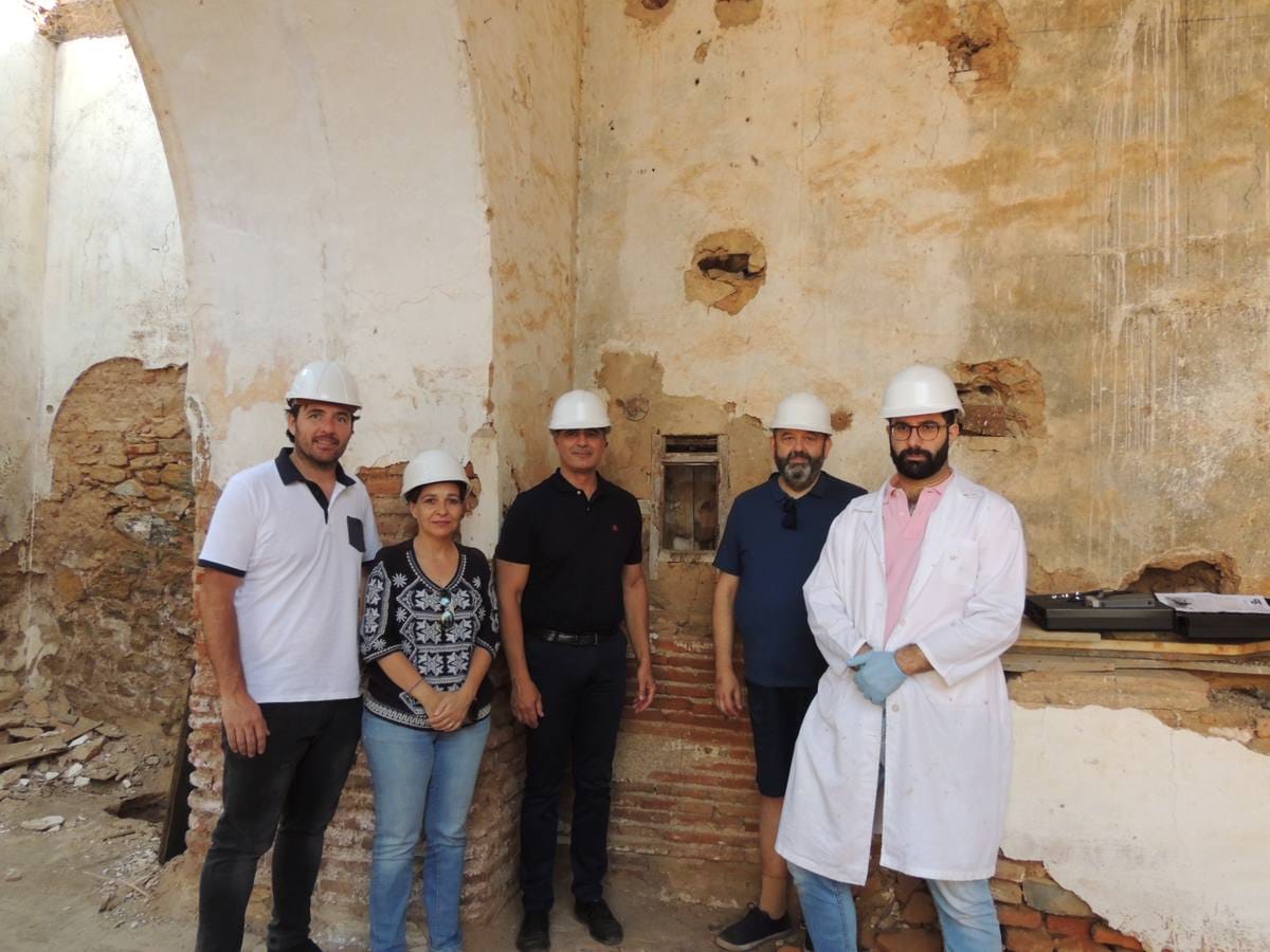 Restauradores junto al alcalde y los concejales tras el hallazgo 