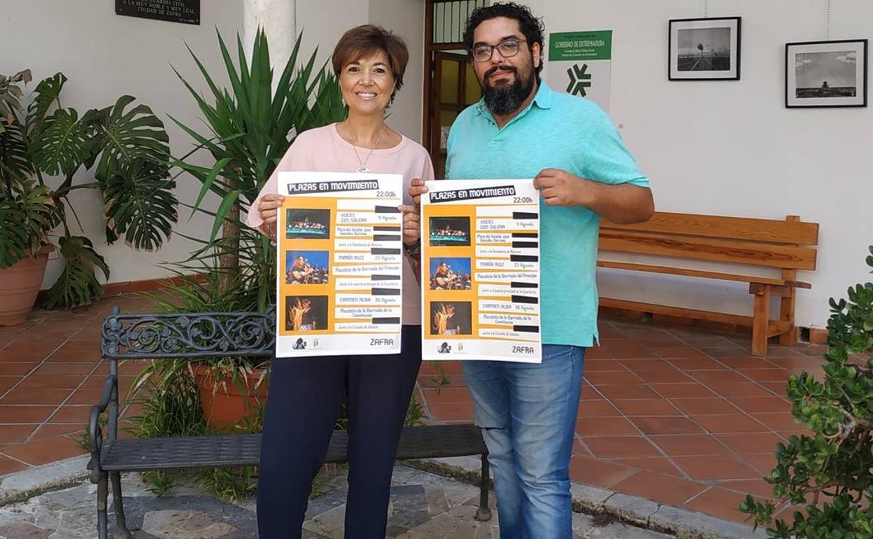La concejala y el músico Pakito suárez en la presentación 