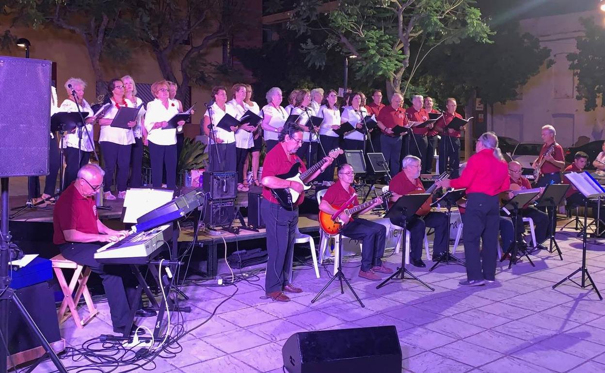 Voces con Solera en plena actuación 