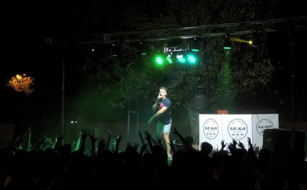 Uno de los DJs durante el espectáculo 