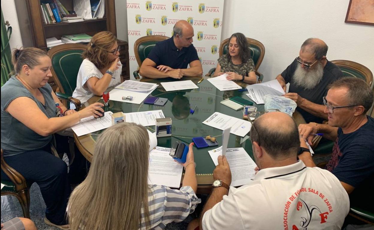 Representantes de las asociaciones en el momento de la firma con el alcalde 