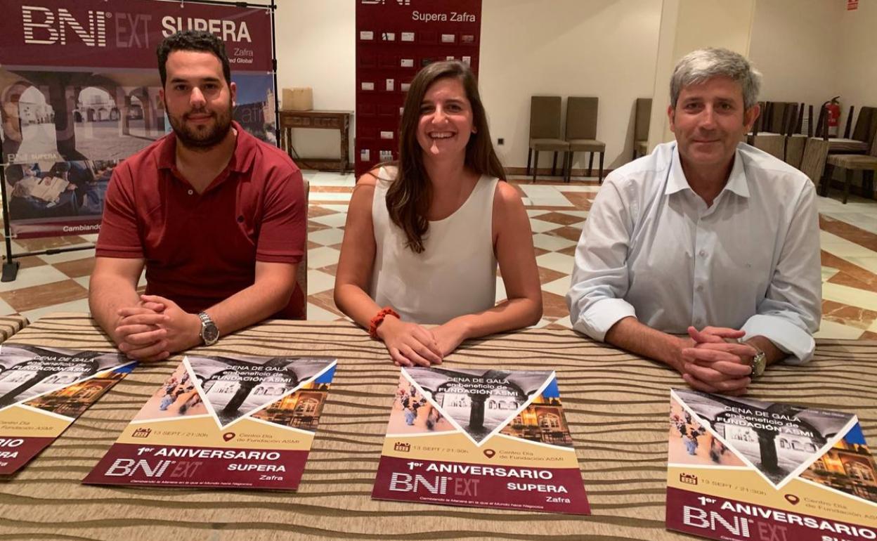 El presidente y la secretaria de BNI Supera Zafra junto al gerente de ASMI en la rpesentación 