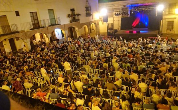 Imagen de la Plaza Chica con el público 