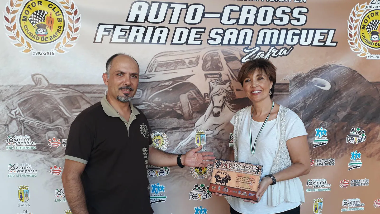 Toni Toro recibió una placa que el motorclub concede al Ayubntamiento por estos 25 años 