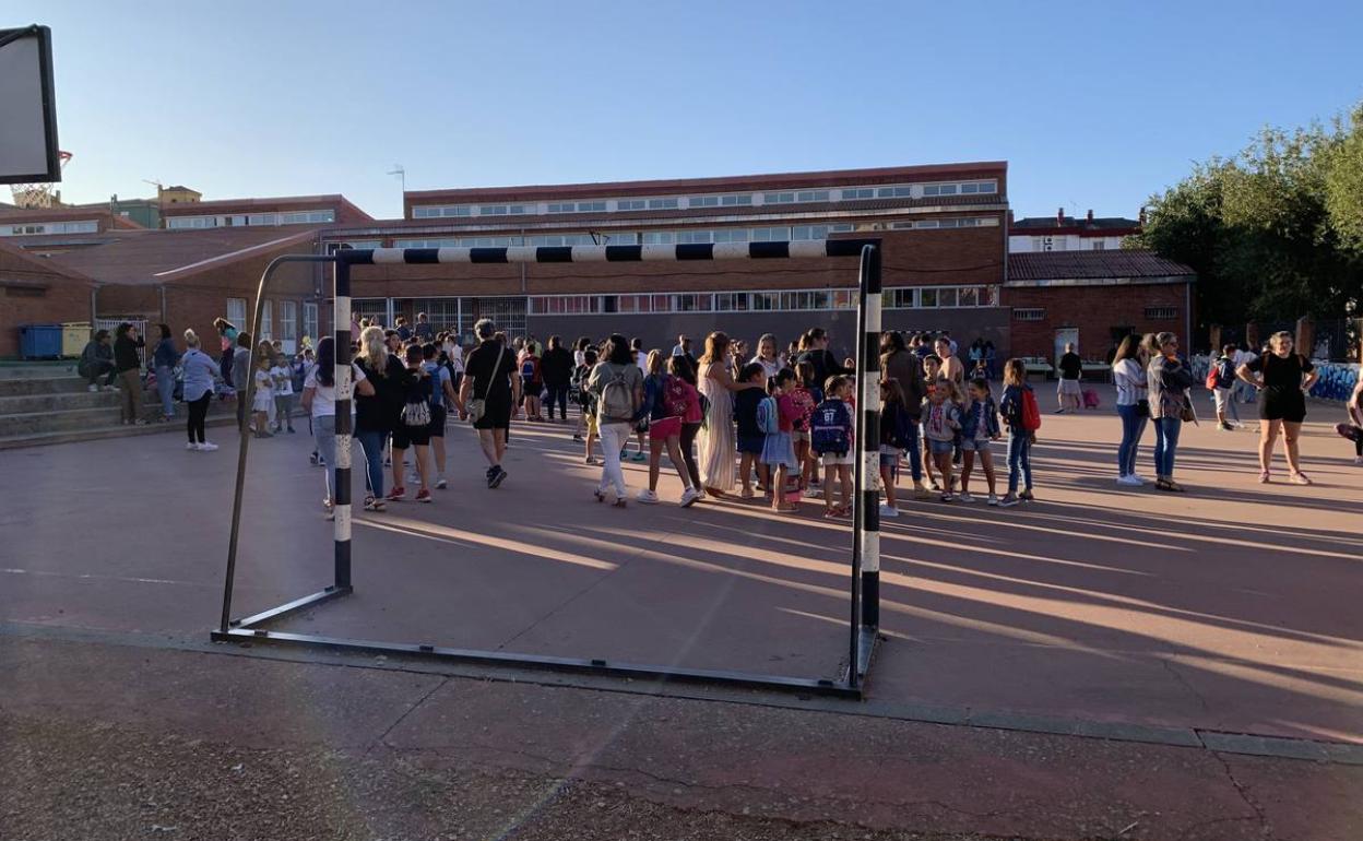 Entrada al colegio en uno de los centros de Zafra 