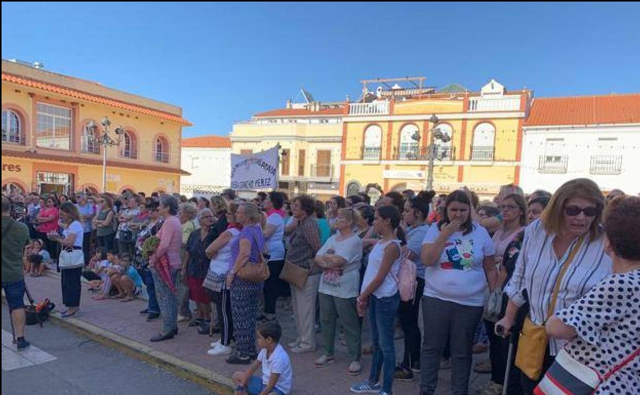 AlConcentración celebrada en Puebla de Sancho Pérez para condenar el intento de agresión a una joven de la localidad 