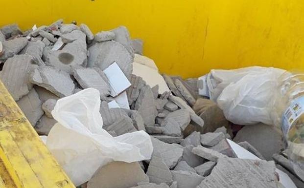 REstos de escombros hallados en su interior 