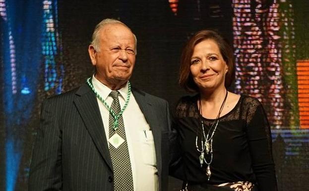 La concejala Nieves Peña entregó la medalla a Eustaquio Domínguez, fundador de Agrifusa 