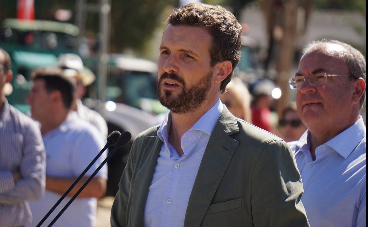 Pablo Casadoi junto a Monago durante su intervención 