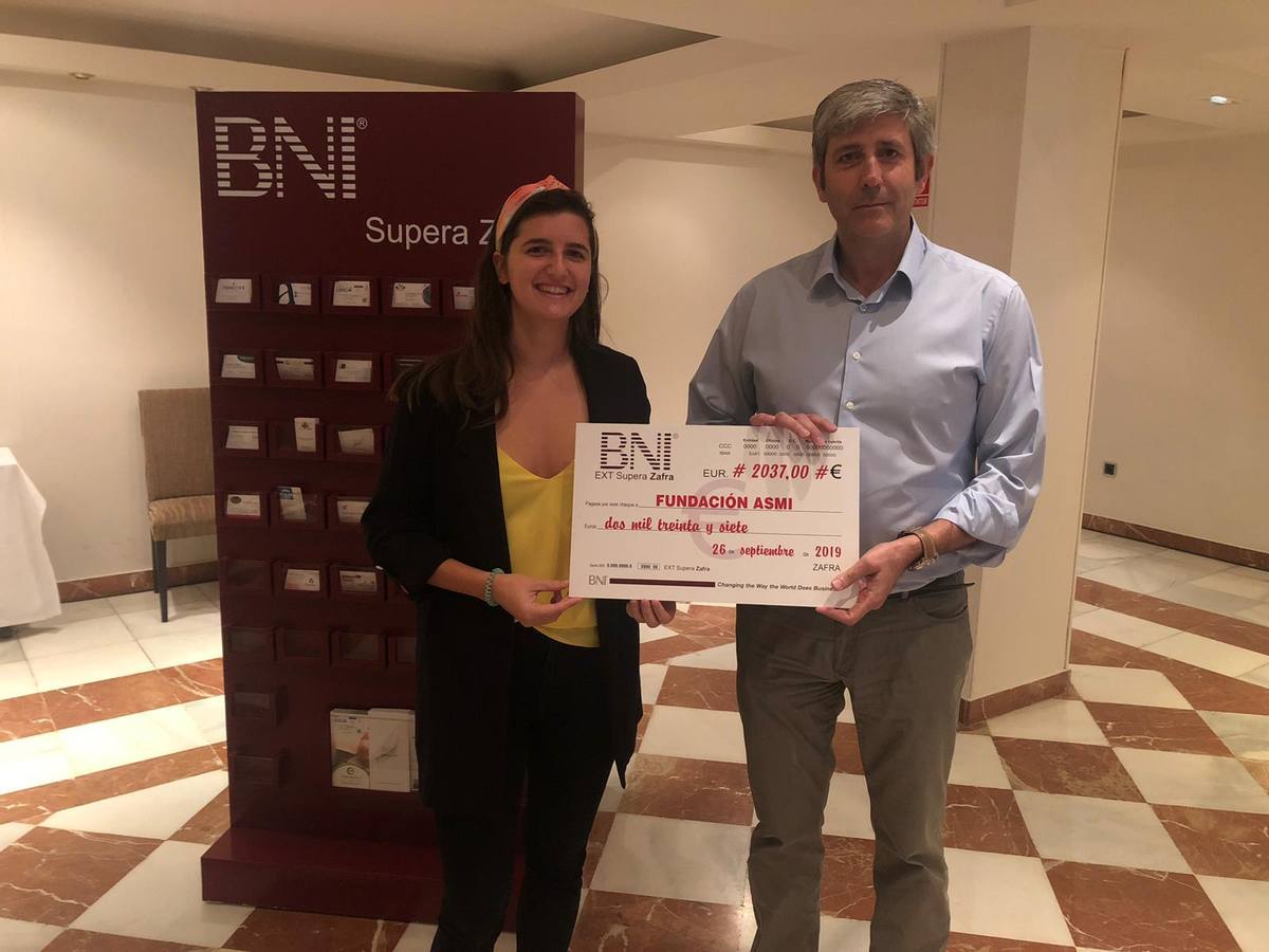 La secretaria de BNI Supera Zafra hizo entrega del cheque al gerente de Fundación ASMI 