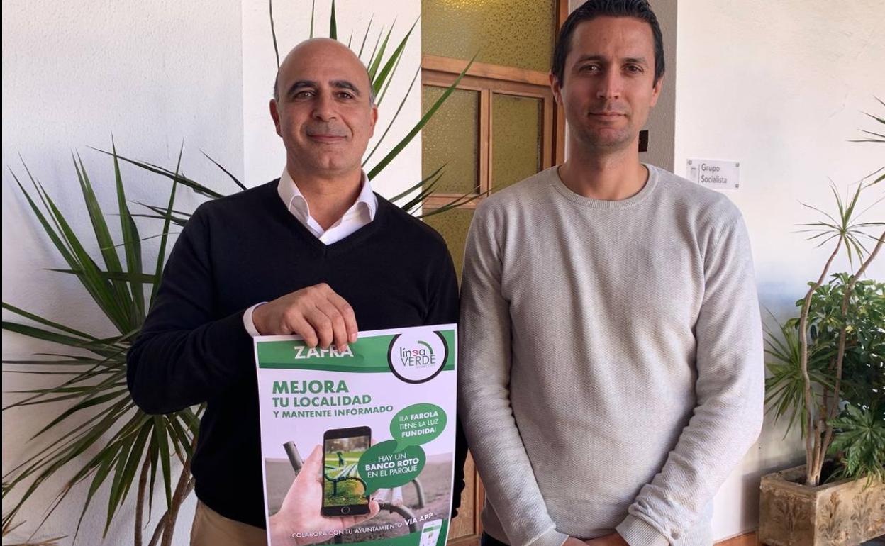 El alcalde y el técnico informático tras la presentación del servicio 