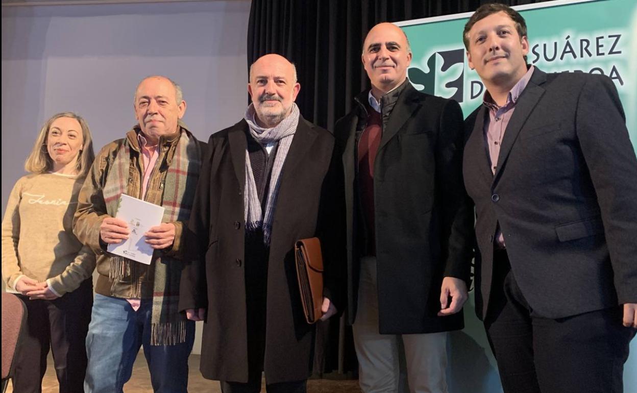 Losada junto a las auroridades, el director del centro y la presidenta del jurado 
