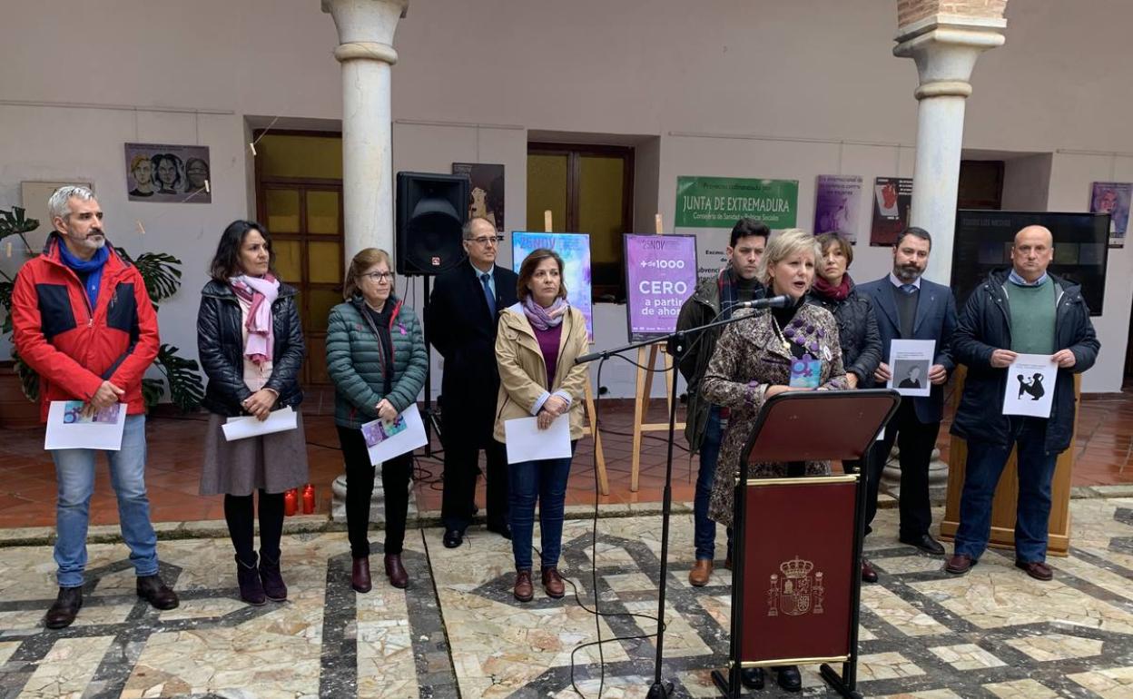 Acto institucional en el patio del consistorio 