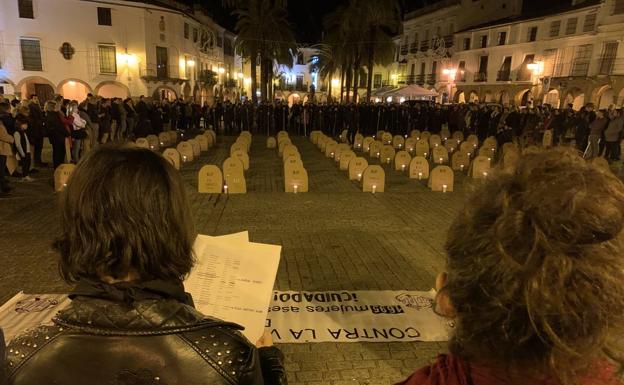 Se dió lectura a 90 nombres que iluminaron una vela y dejaron clavada una lápida 