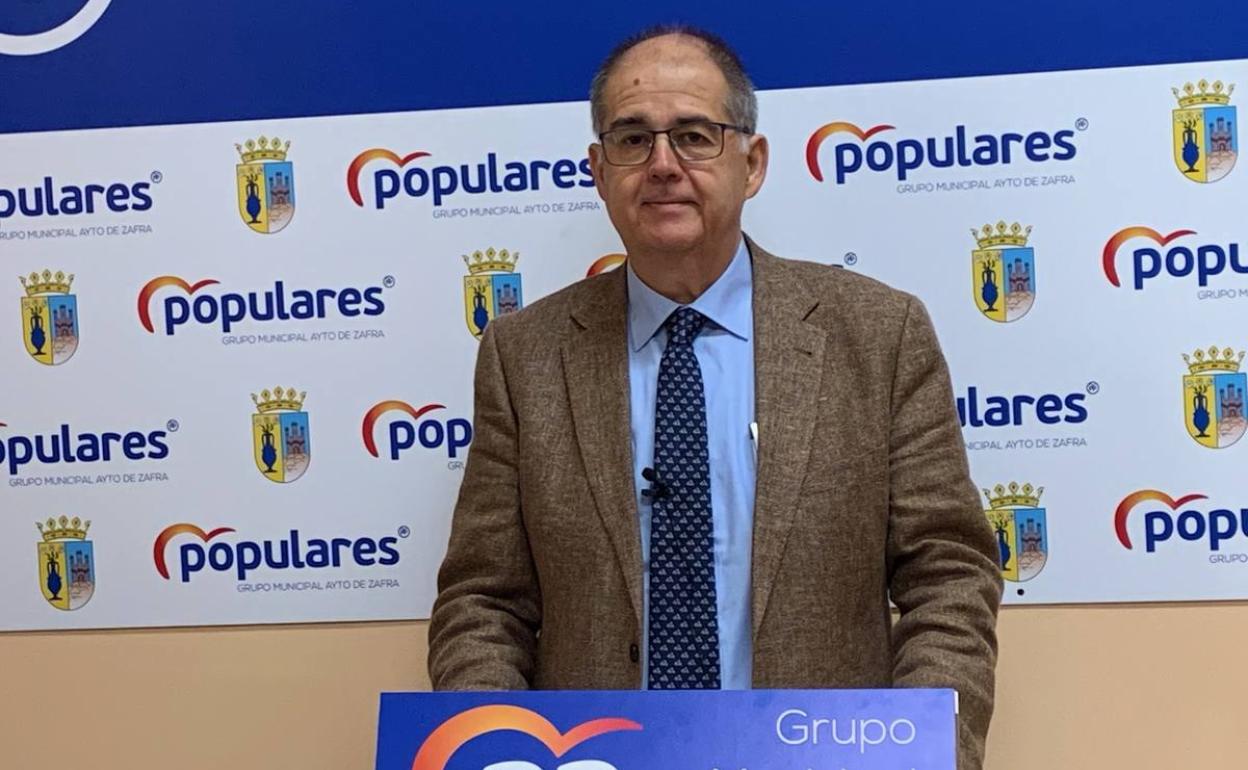 El portavoz del PP, Juan Carlos Fernández, durante la reuda de prensa 