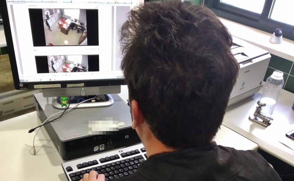 Uno de los agentes visionando las imágenes 