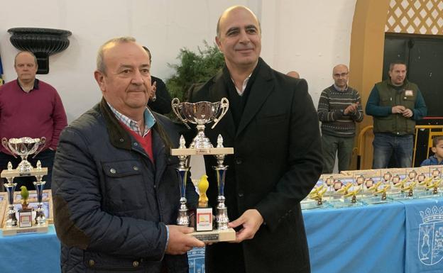 Entrega del premio al 'Mejor Pájaro de Color' para Manuel Magro 