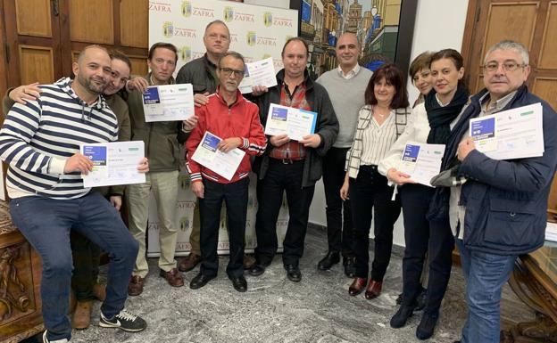 Profesionales, técnicos y políticos en la entrega de distintinvos 