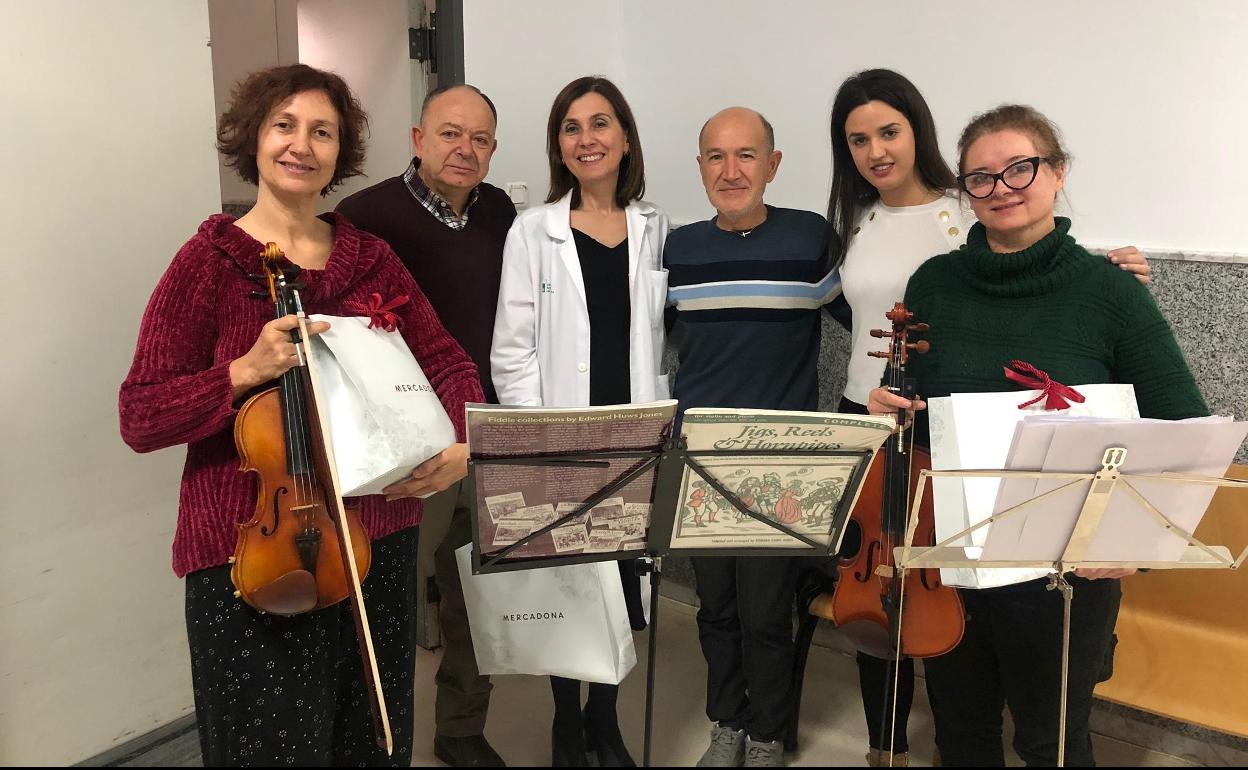 Alumnas de la Escuela de Música junto a miembros de la AECC y del hospital 