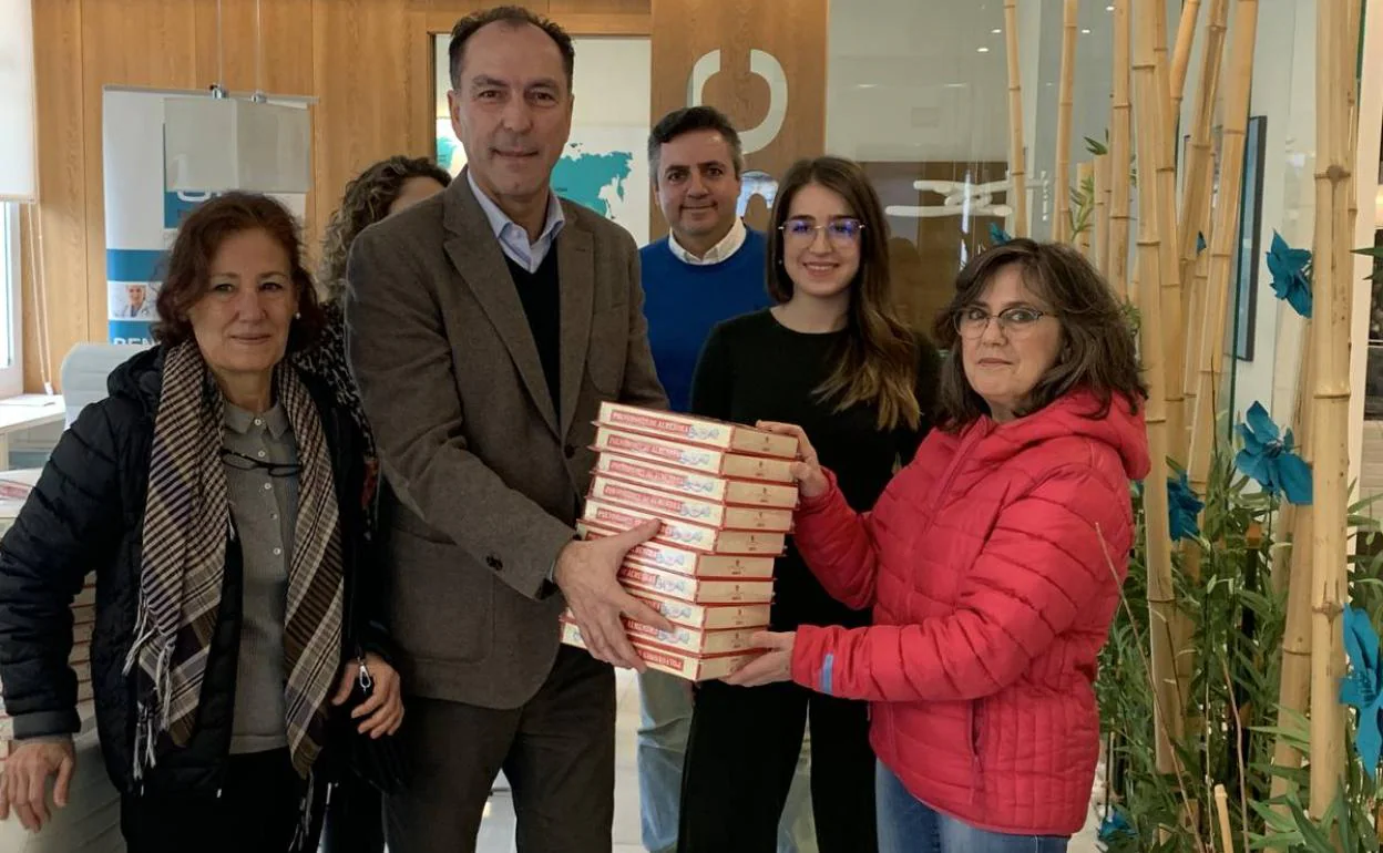 Entrega de los pollvorones a Zafra Solidaria por parte de la corredría 