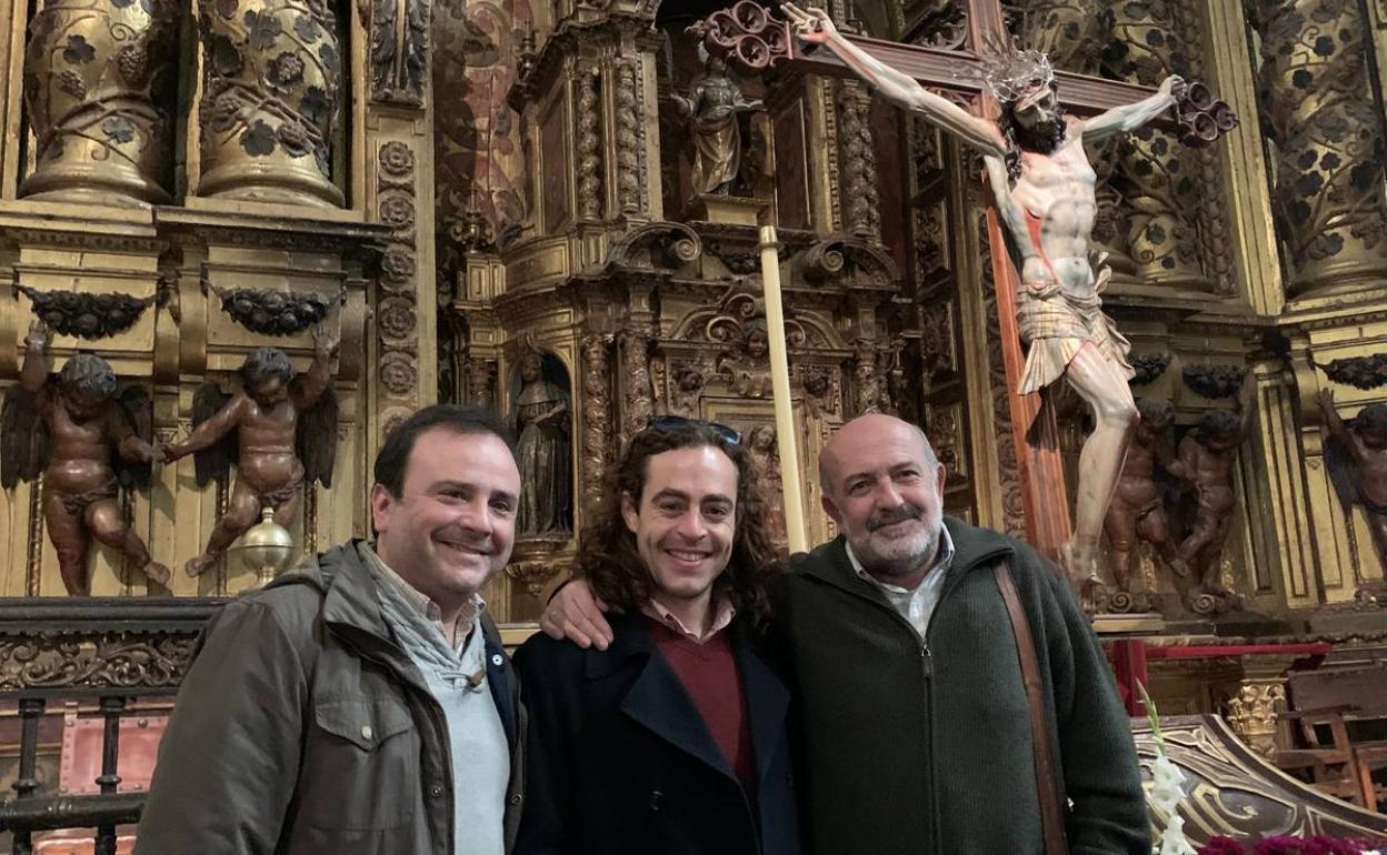 Andrés Malpica entre el párrcoco y uno de los miembros de la comisión de obras 