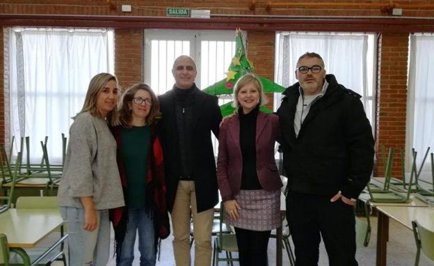 El alcalde y la concejala junto con los organizadores de los espacios 