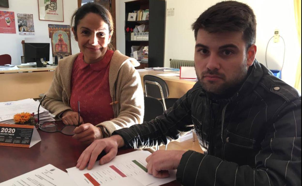 La concelaja Rosa Monreal junto al técnico de formación 
