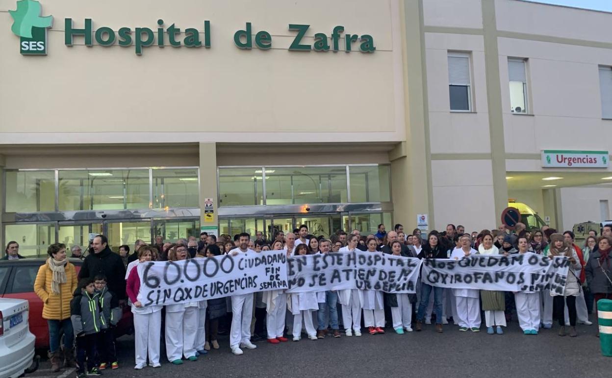 Concentración de trabjadores a las puertas del hospital 